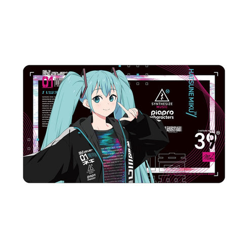 『HATSUNE MIKU EXPO 10th Anniversary』描き下ろし 初音ミク テックファッションver. Art by so品 マルチデスクマット